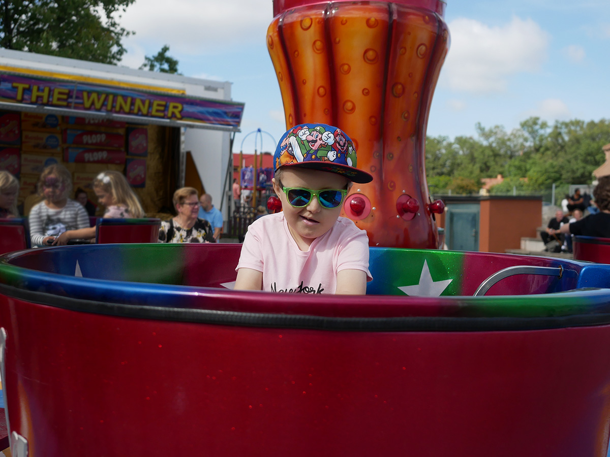 Elis åker tekopp alldeles själv