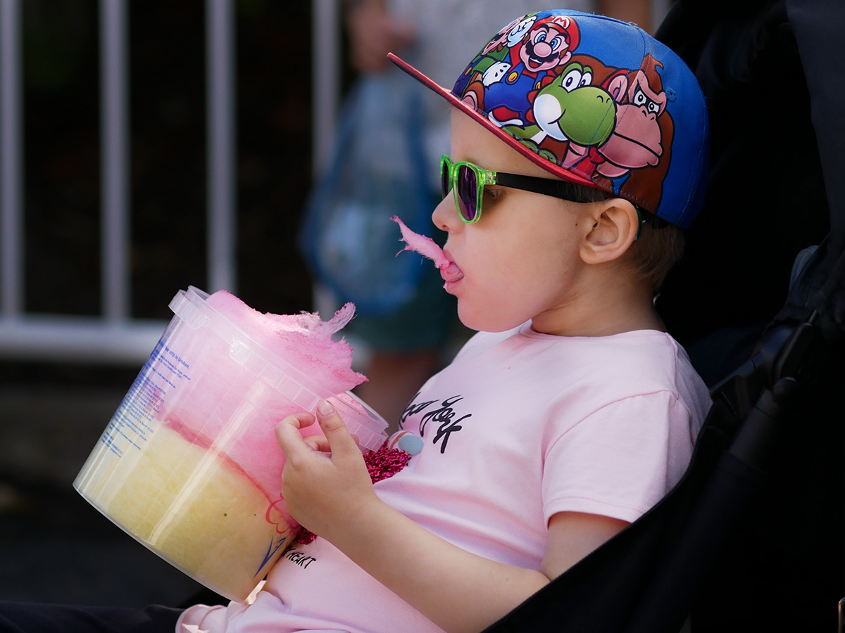 Elis äter sockervadd medan Theoz sjunger