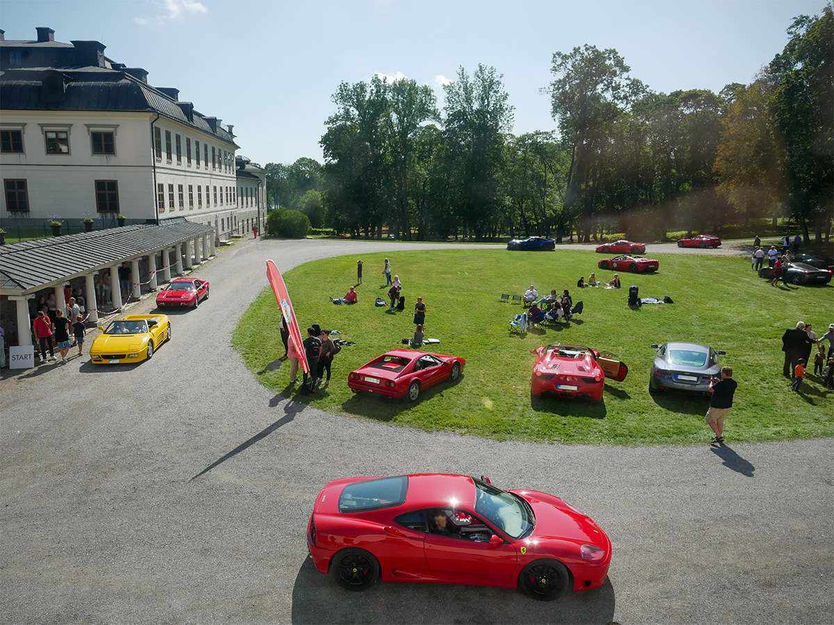 Ferraris och andra sportbilar vid Rosersbergs slott