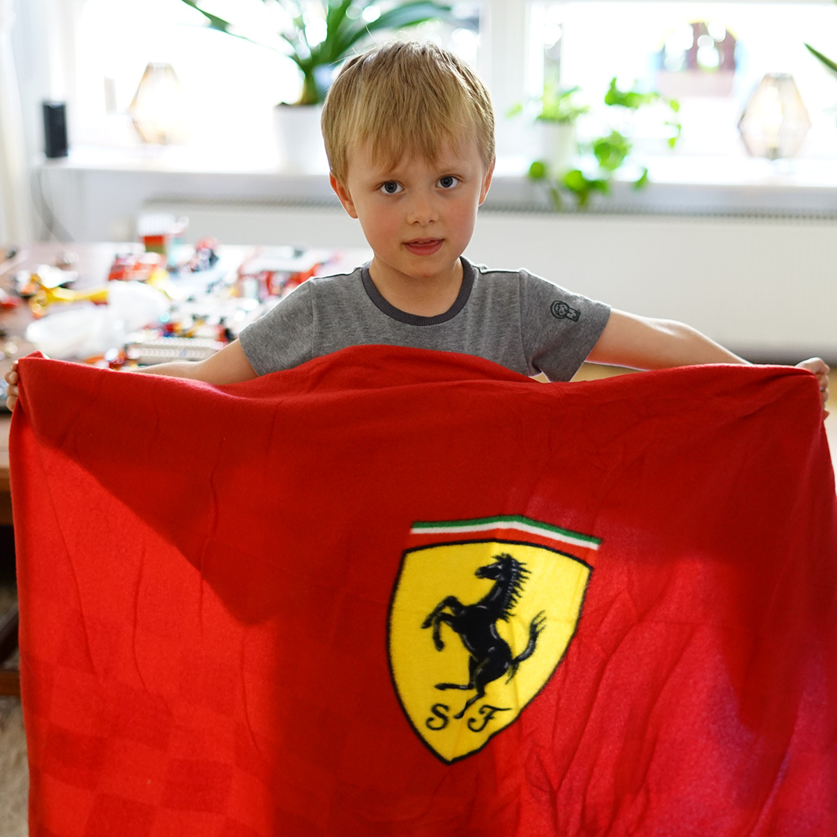 Folke visar stolt upp sin nya Ferrari-filt