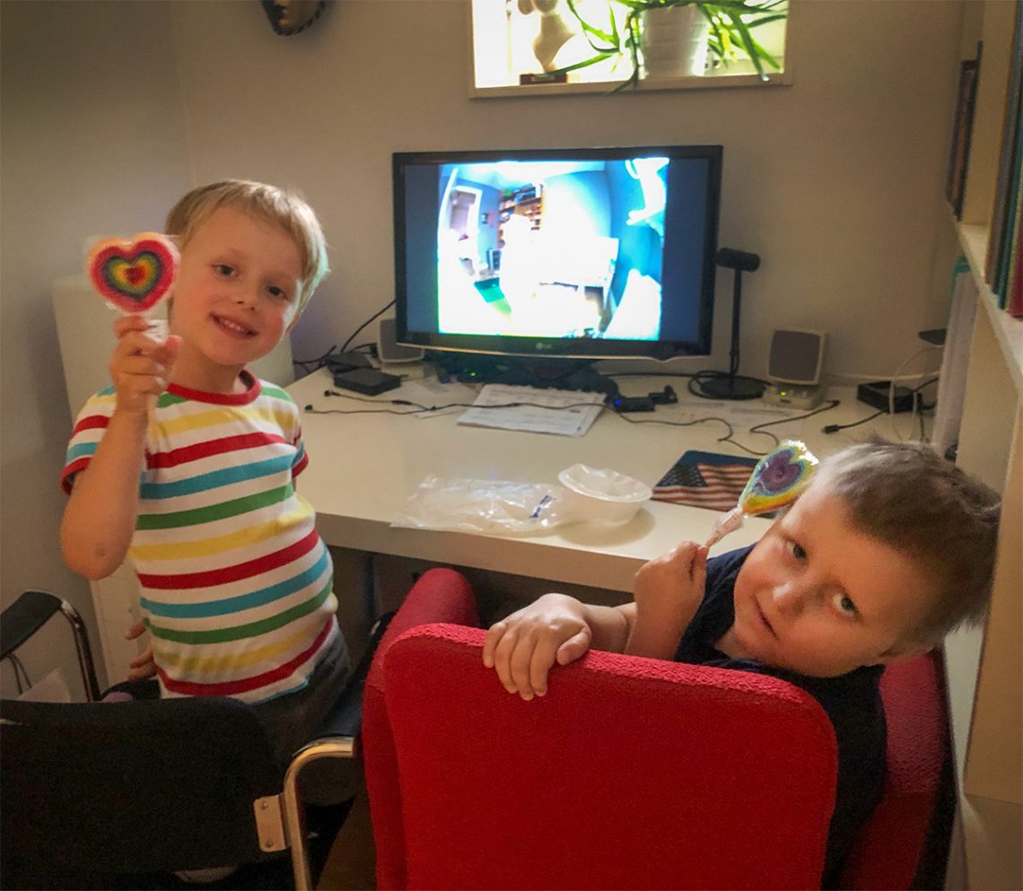 Folke och Elis visar upp de hjärtformade klubbor de fått av farmor