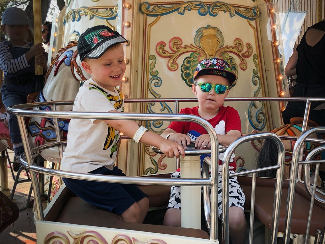 Folke och Elis åker karusell på Skansen