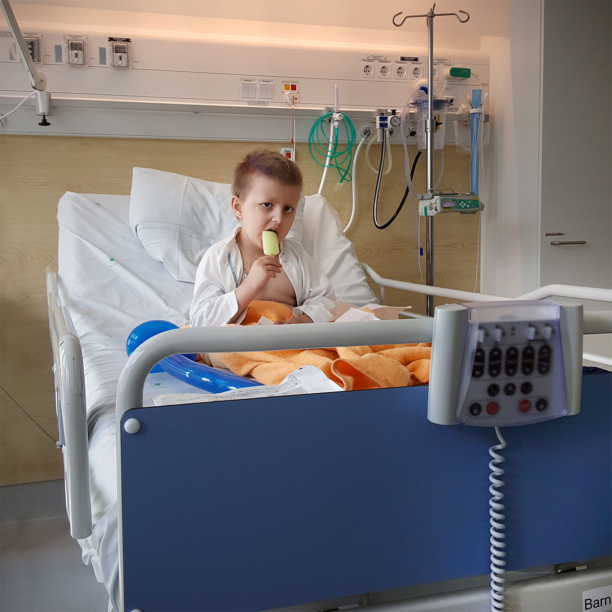 Elis äter Piggelin efter dagens MR-undersökning