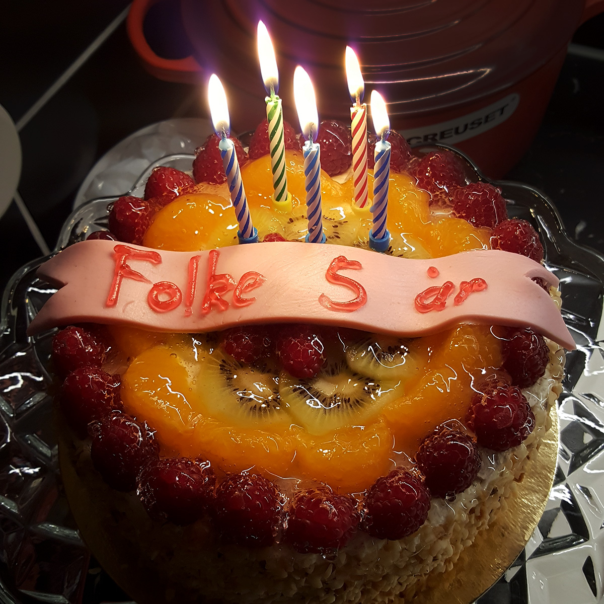 Folkes födelsedagstårta med fem ljus.
