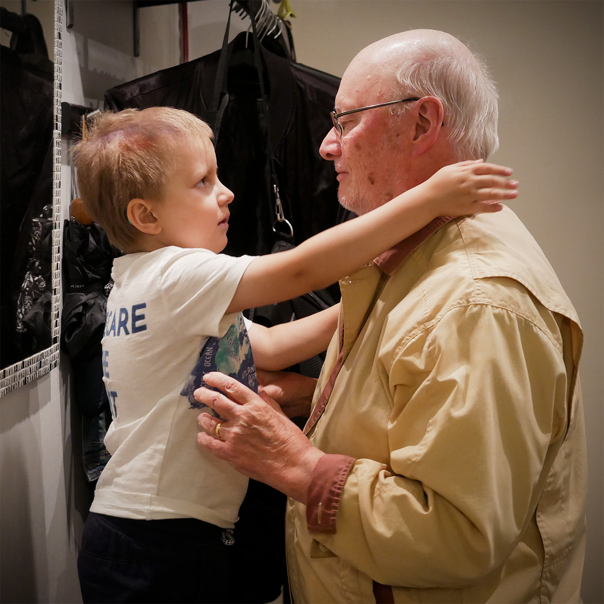 Elis tar emot farfar i hallen, efter att vi fått ett katastrofalt MR-svar