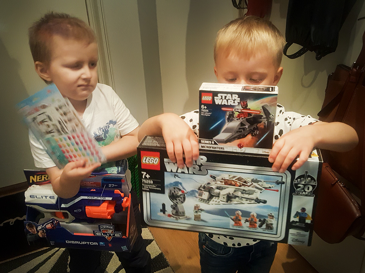 Elis hemma i farstun med klistermärken och Nerf-pistol, Folke med två Lego Star Wars-lådor