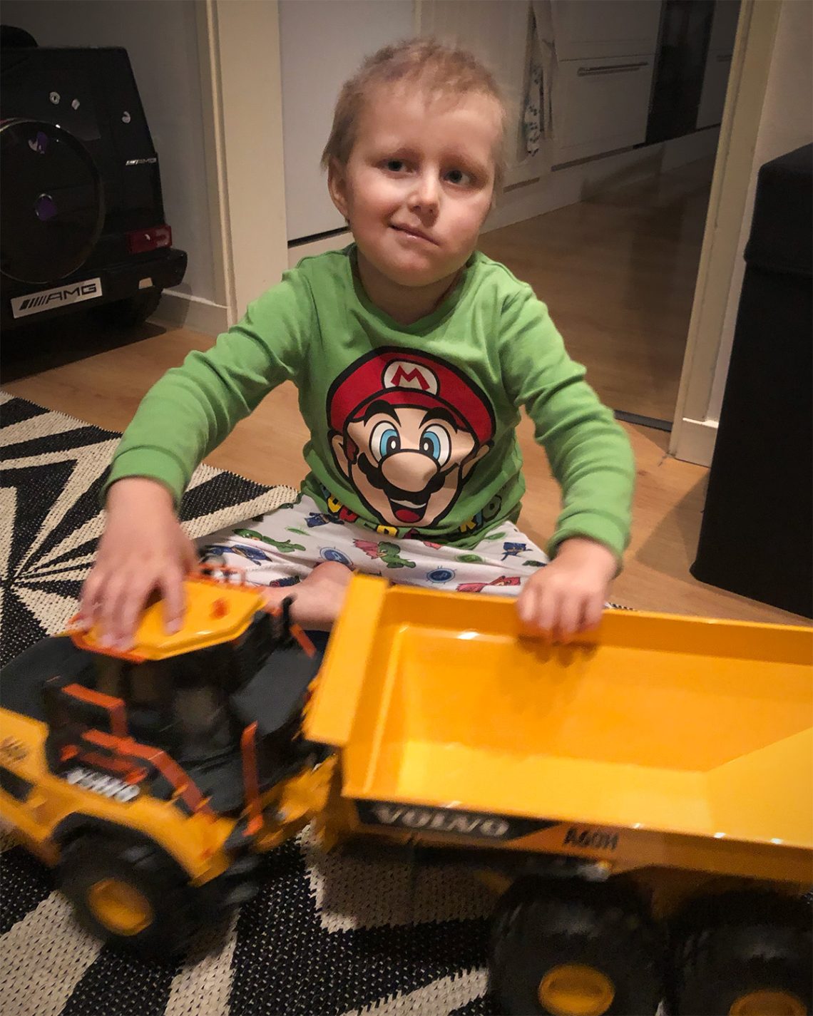 Elis med sin nya Volvodumper som han fått i present