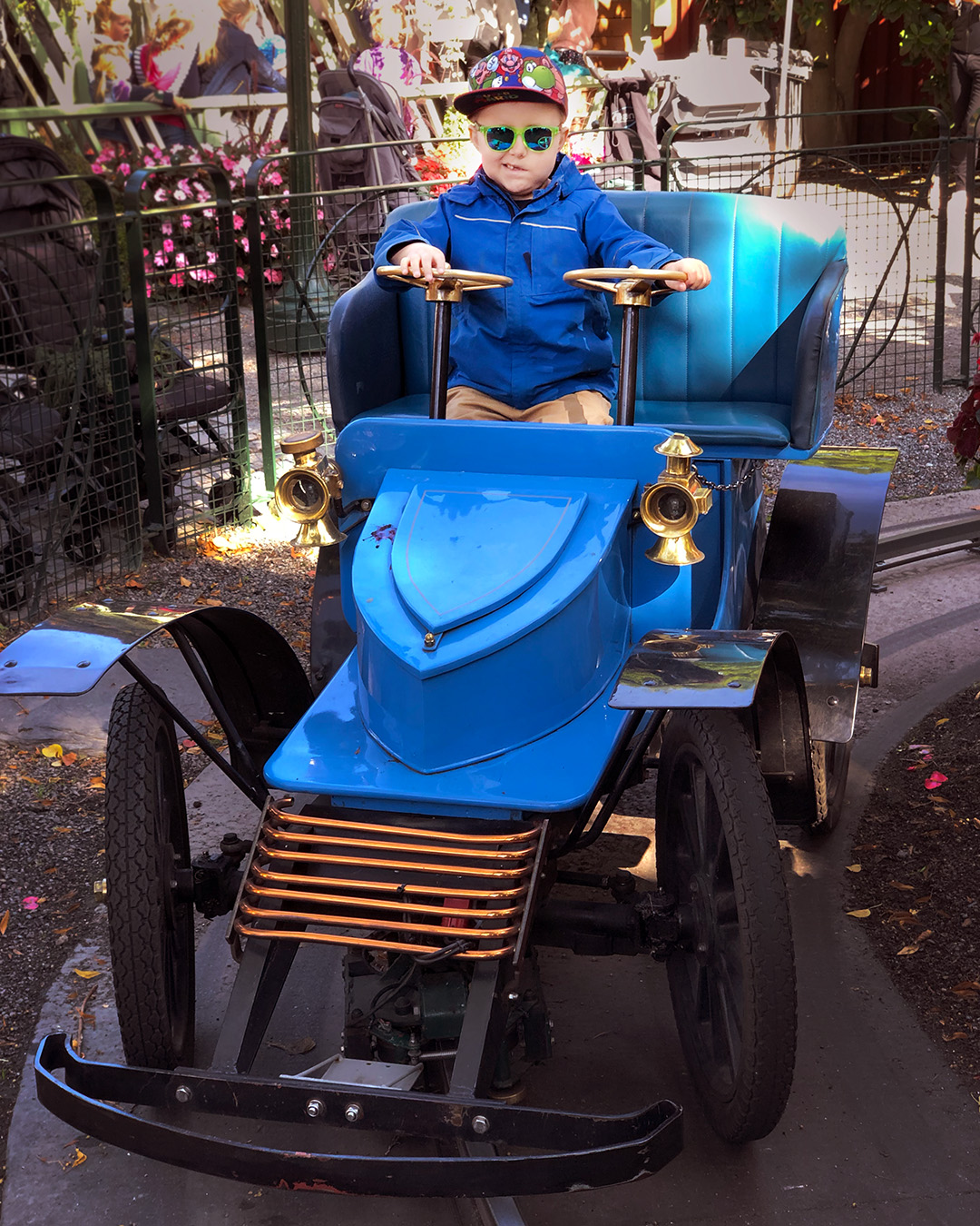 Elis åker gammal bil på Gröna Lund