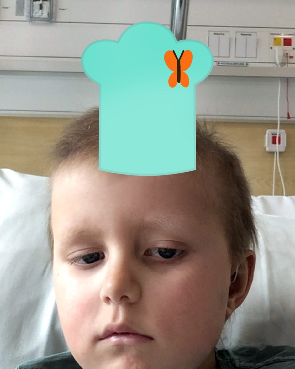 Selfie Elis tagit på sjukhuset med en barnapp på iPaden, där han designat en hatt som sitter på hans huvud.