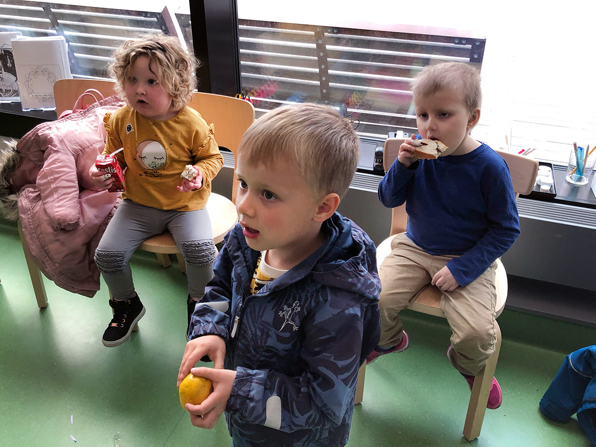 Saga, Folke och Elis fikar inne på lekterapin