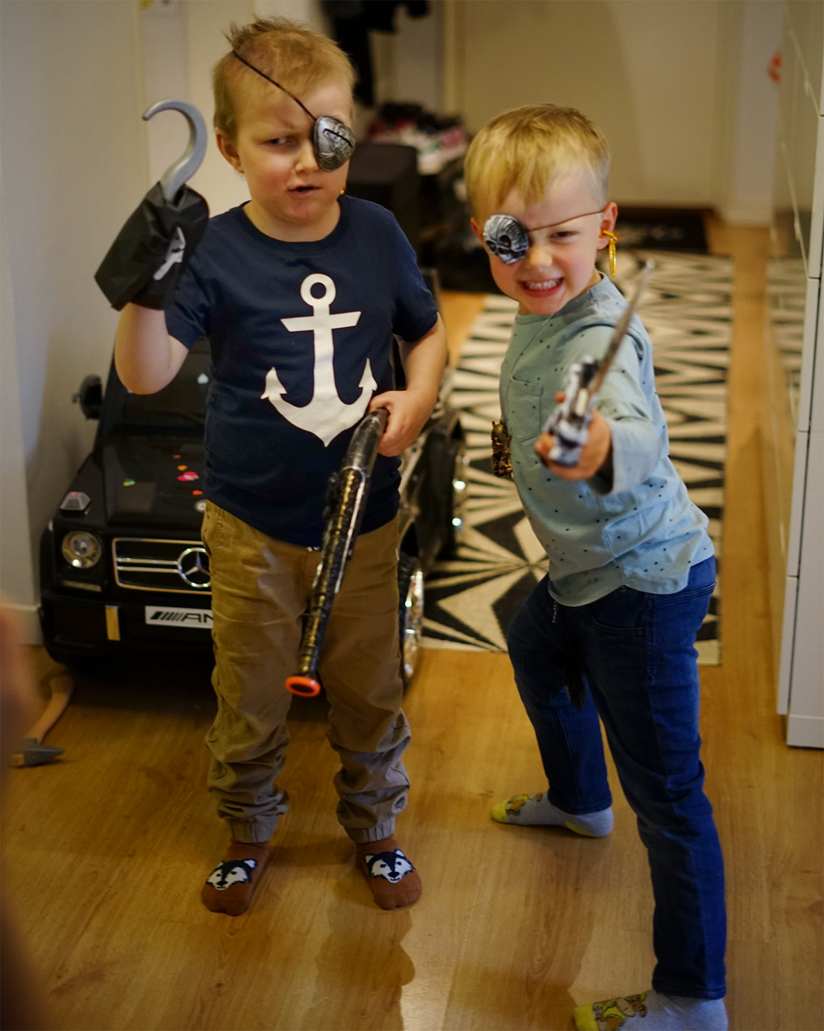 Elis och Folke testar sina nya piratkläder hemma