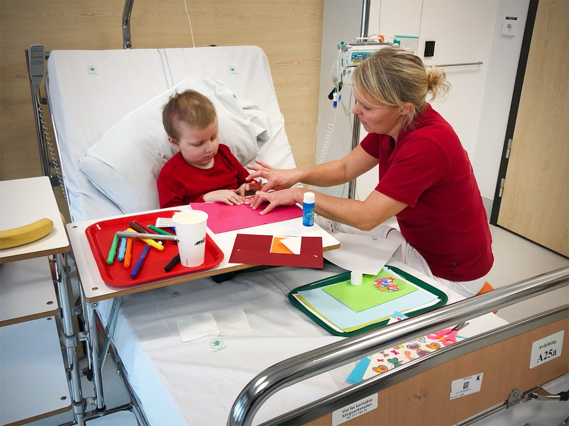 Elis på behandlingsrummet, med hans kära lekterapeut Anna