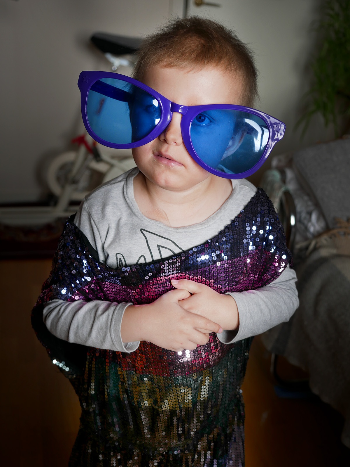 Elis har klätt ut sig i en paljettklänning och ett par jättelika solglasögon