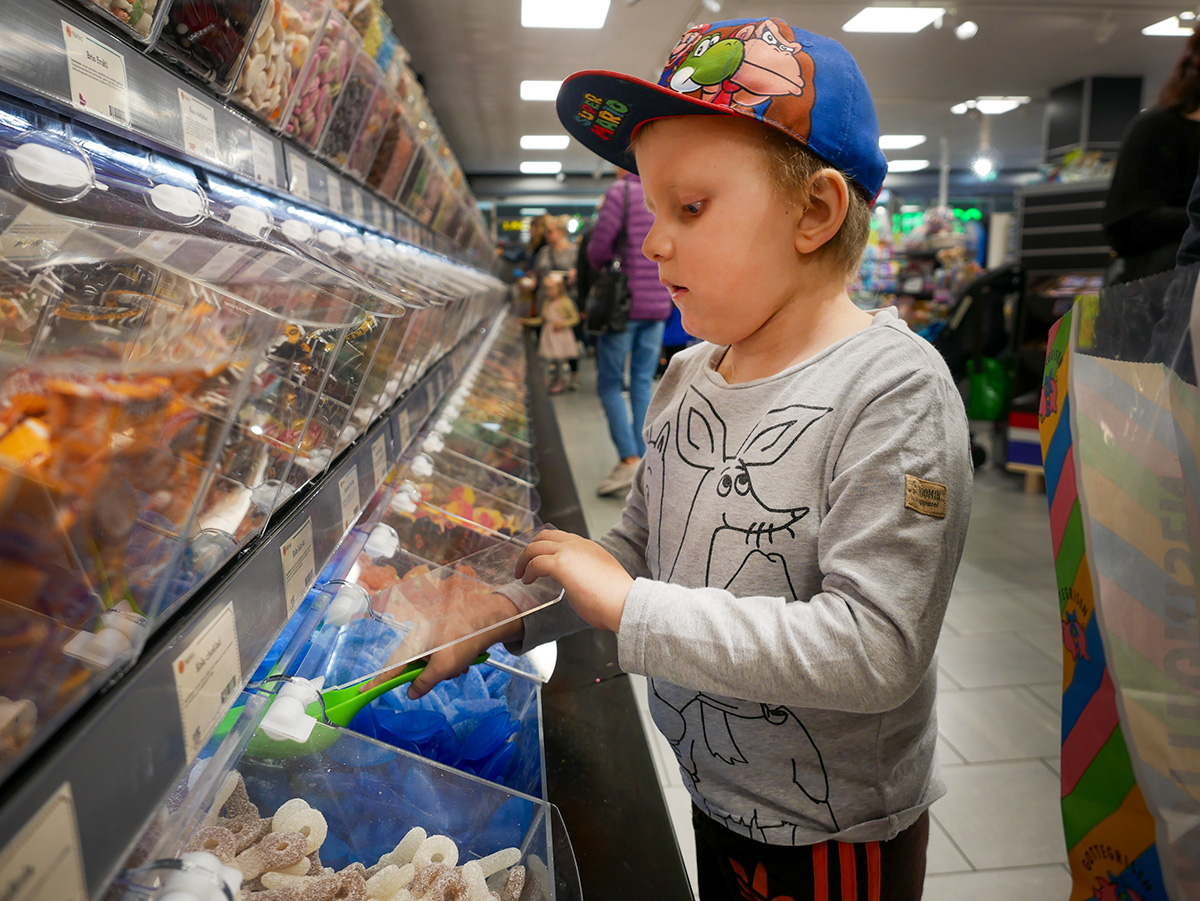 Elis köper lördagsgodis i Norrköping