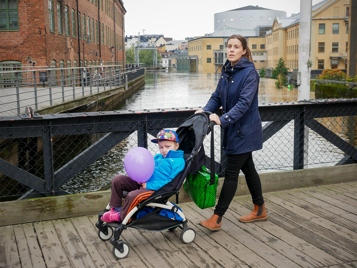 Elis och mamma i Norrköpings industrilandskap