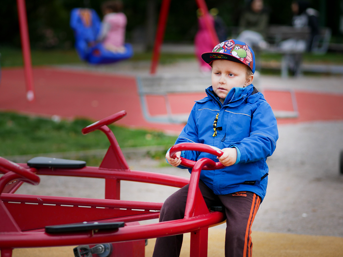 Elis cyklar runt på Vasaparkens lekplats i Norrköping
