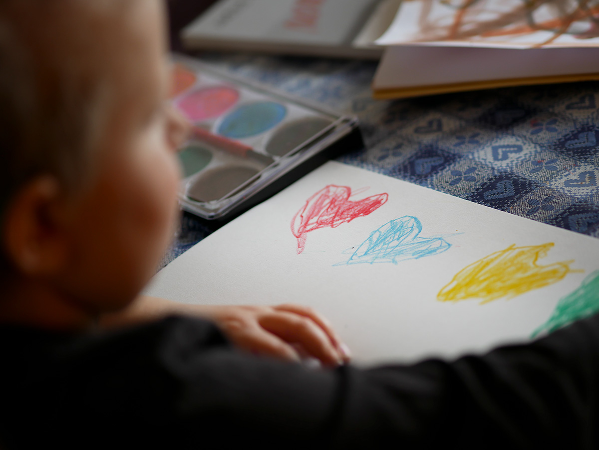 Elis ritar hjärtan hemma hos farmor