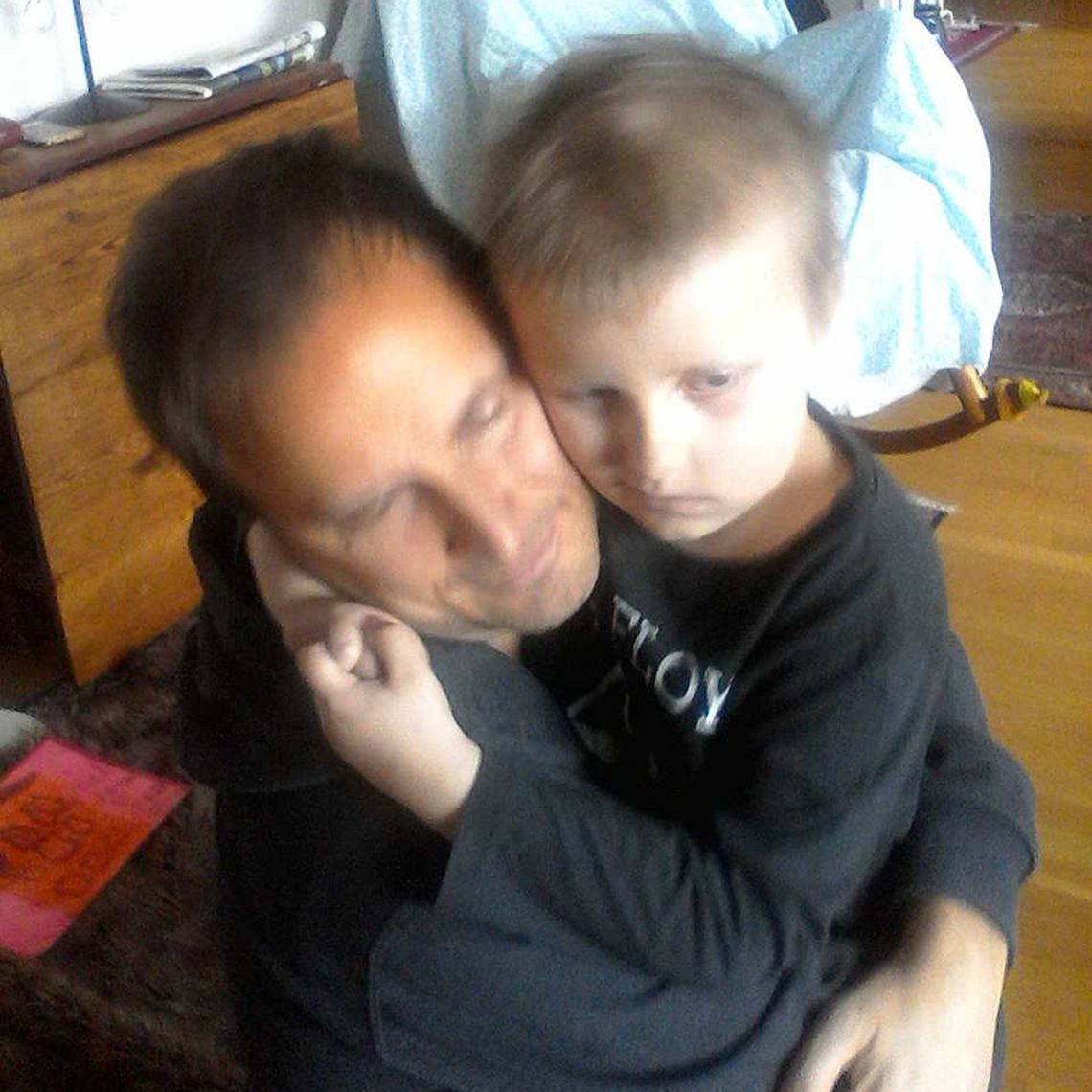 Elis kramar mig i en bild tagen med farmors mobilkamera