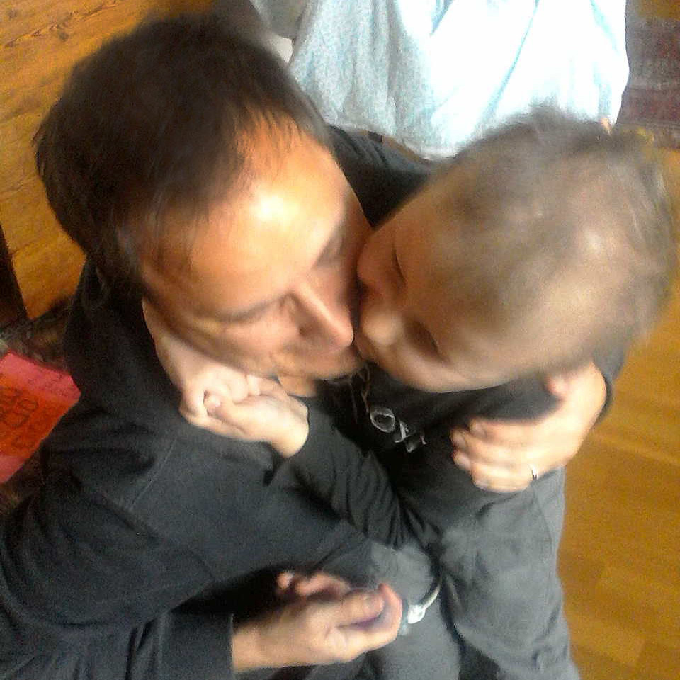 Jag matar Elis samtidigt som han kramar mig jättehårt. Bilden tagen av farmor och hennes mobil