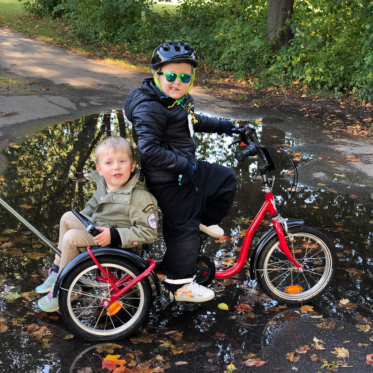 Elis skjutsar Folke genom en vattenpöl på lastcykeln