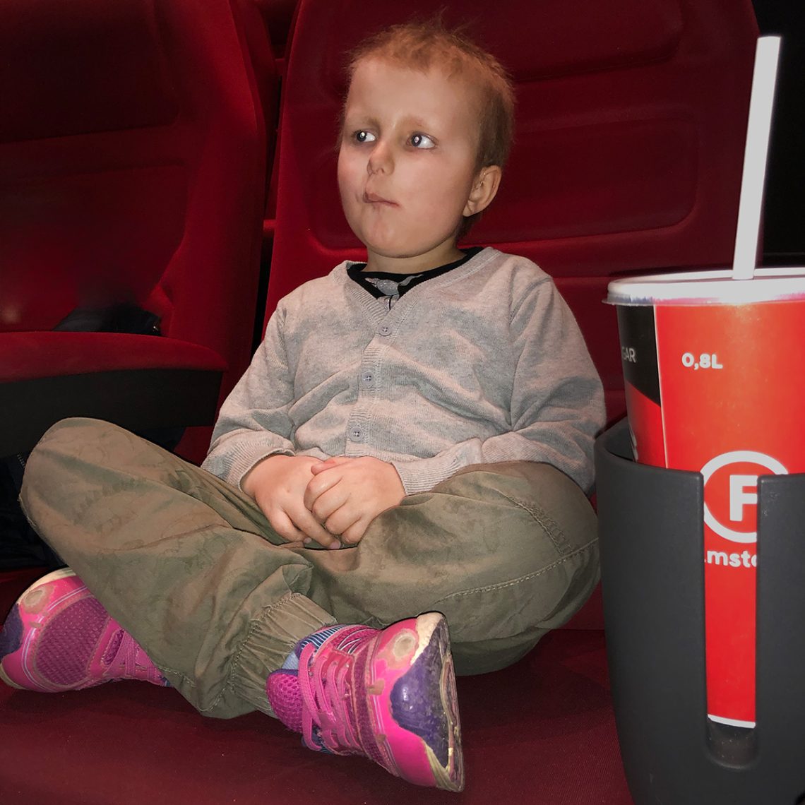 Elis sitter i biofåtöljen.