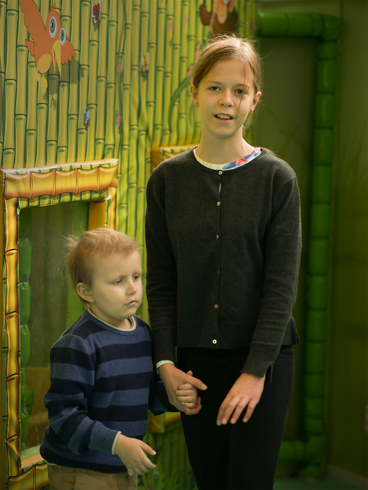 Elis och Lilly på leklandet