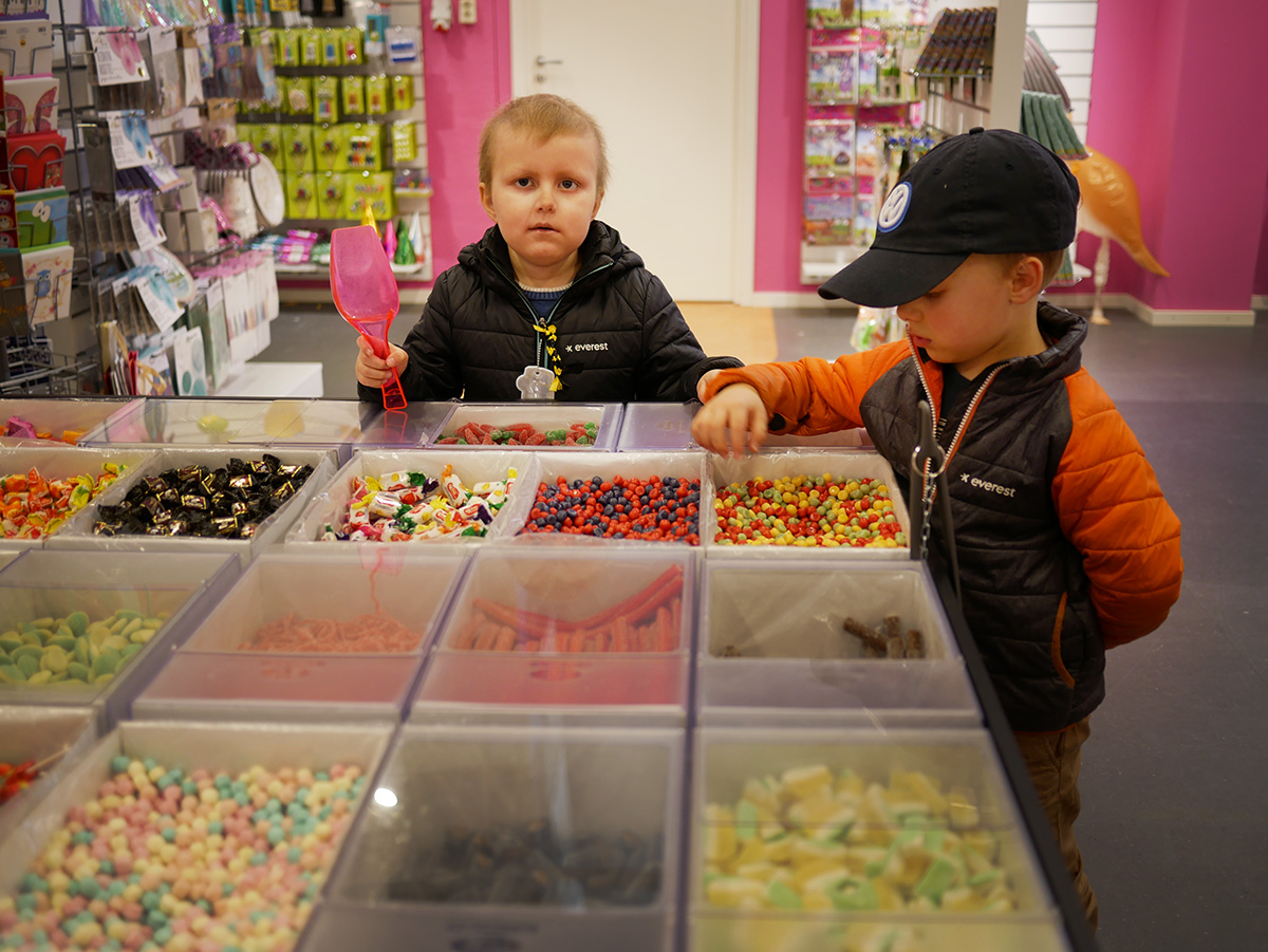 Elis och Folke i godisbutiken