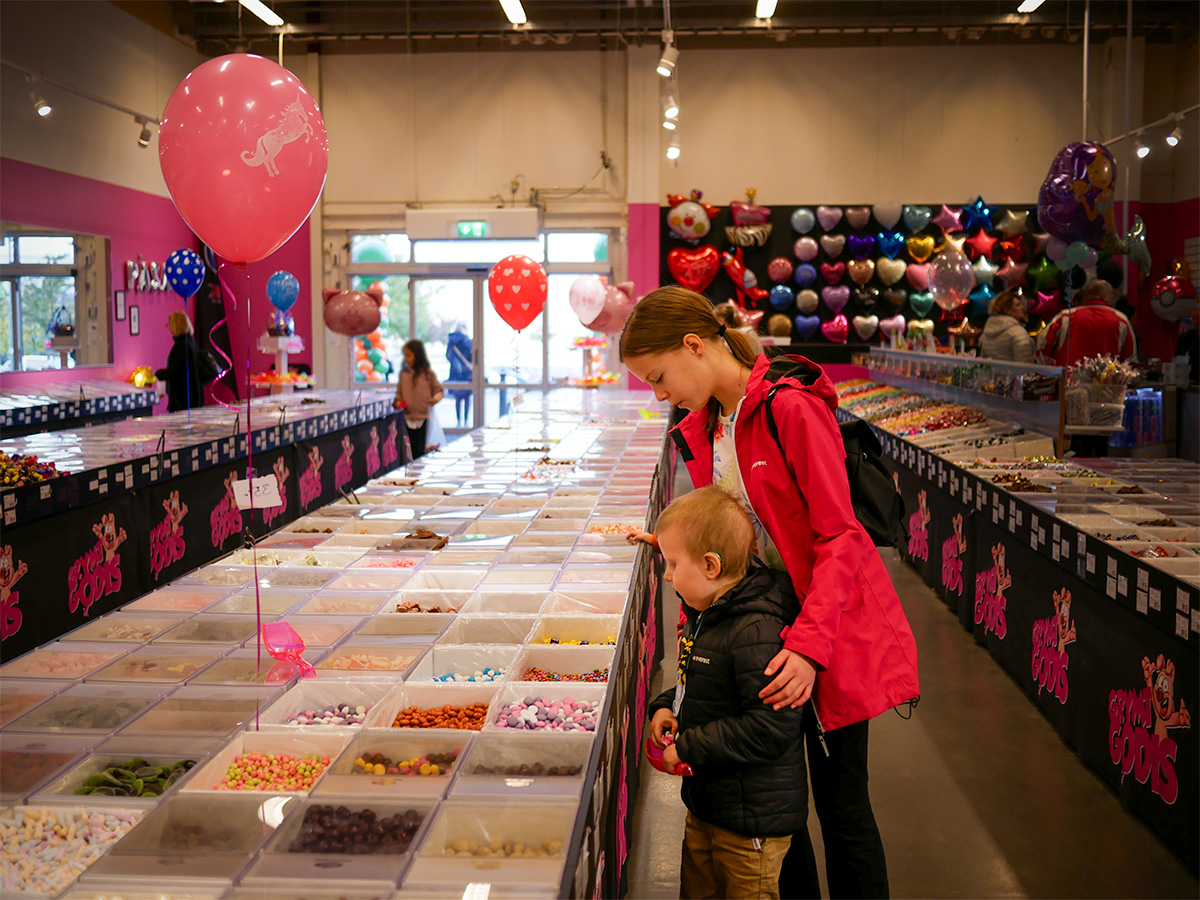 Lilly tillsammans med Elis bland godiset