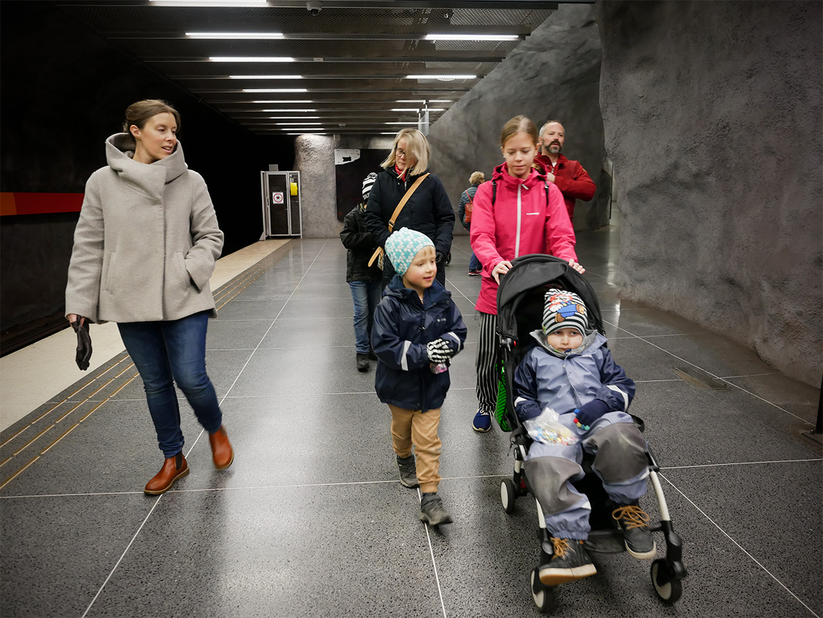 På väg i tunnelbanan. Lilly kör vagnen med Elis.
