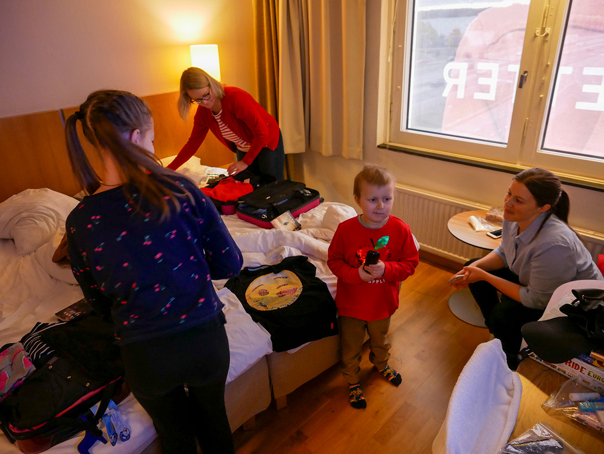 På kusinernas hotellrum