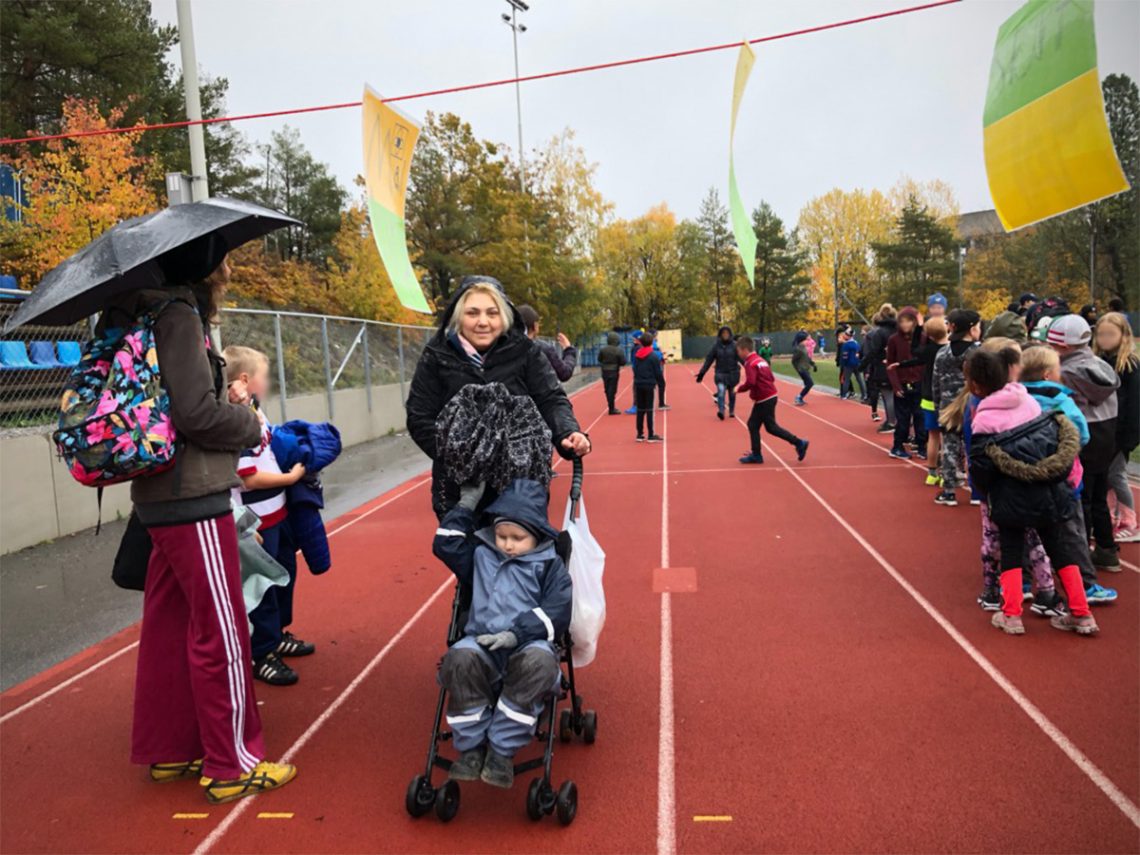 Elis och hans resursperson på Bergshamra IP under skolans friluftsdag