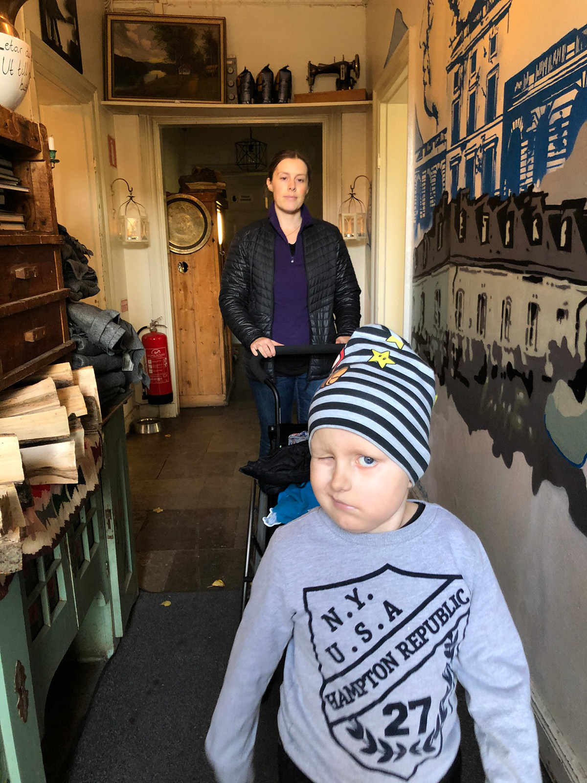 Mamma och Elis inne på Ulriksdals slottscafé.