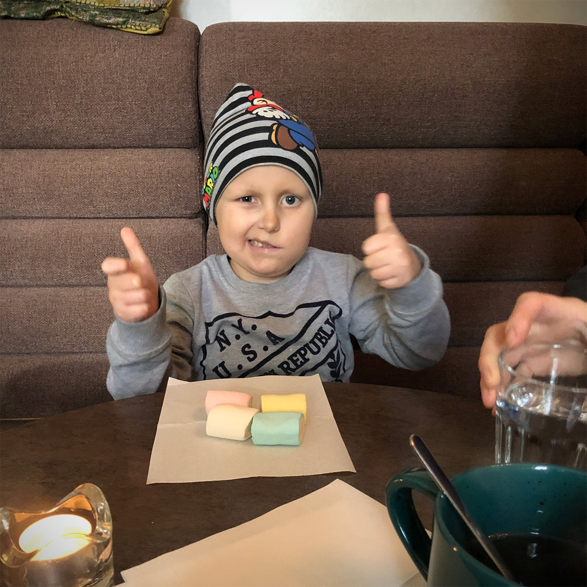 Elis gör två tummar upp efter att ha fått fyra marshmallows på slottscafét.