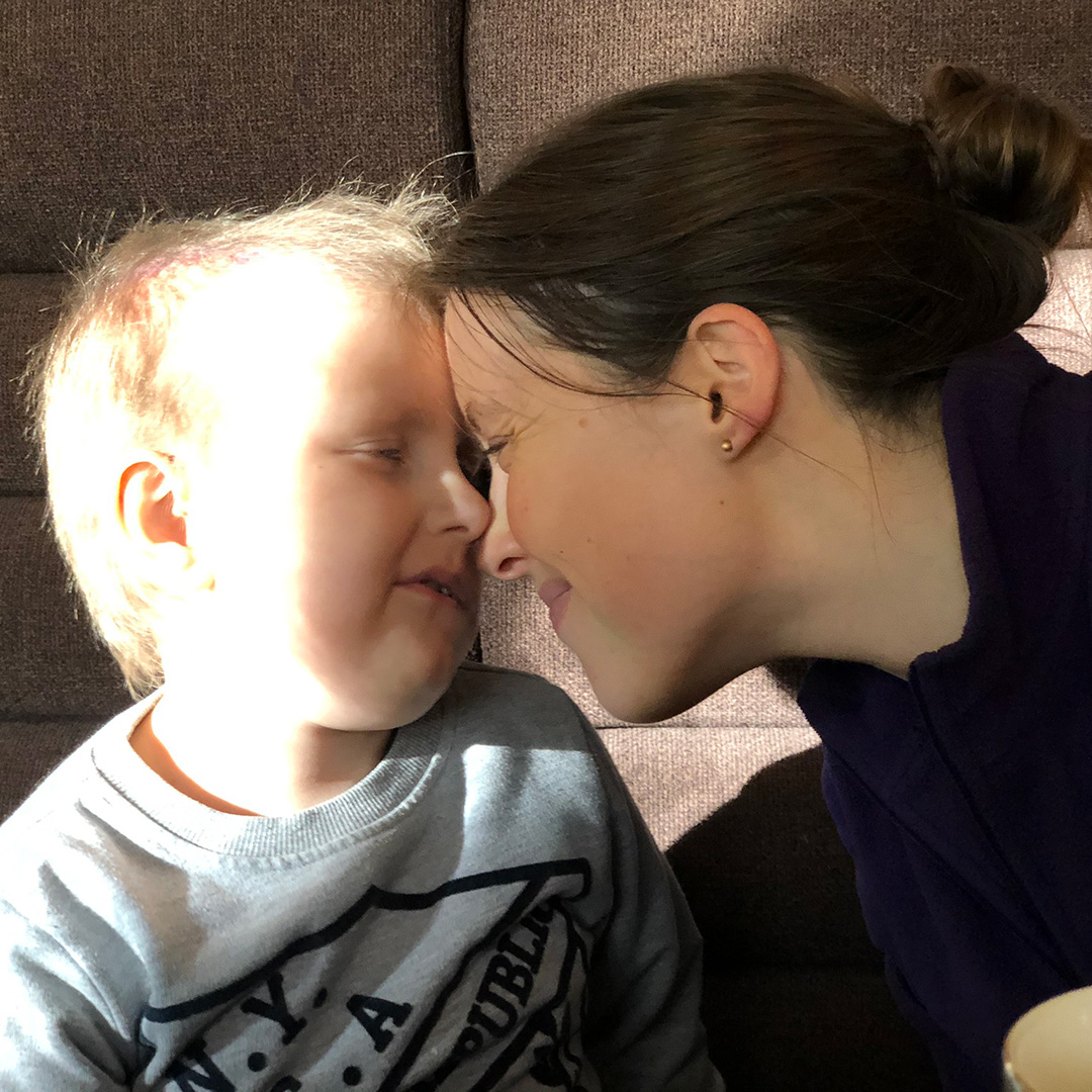 Elis och mamma gnuggar näsa på cafét.