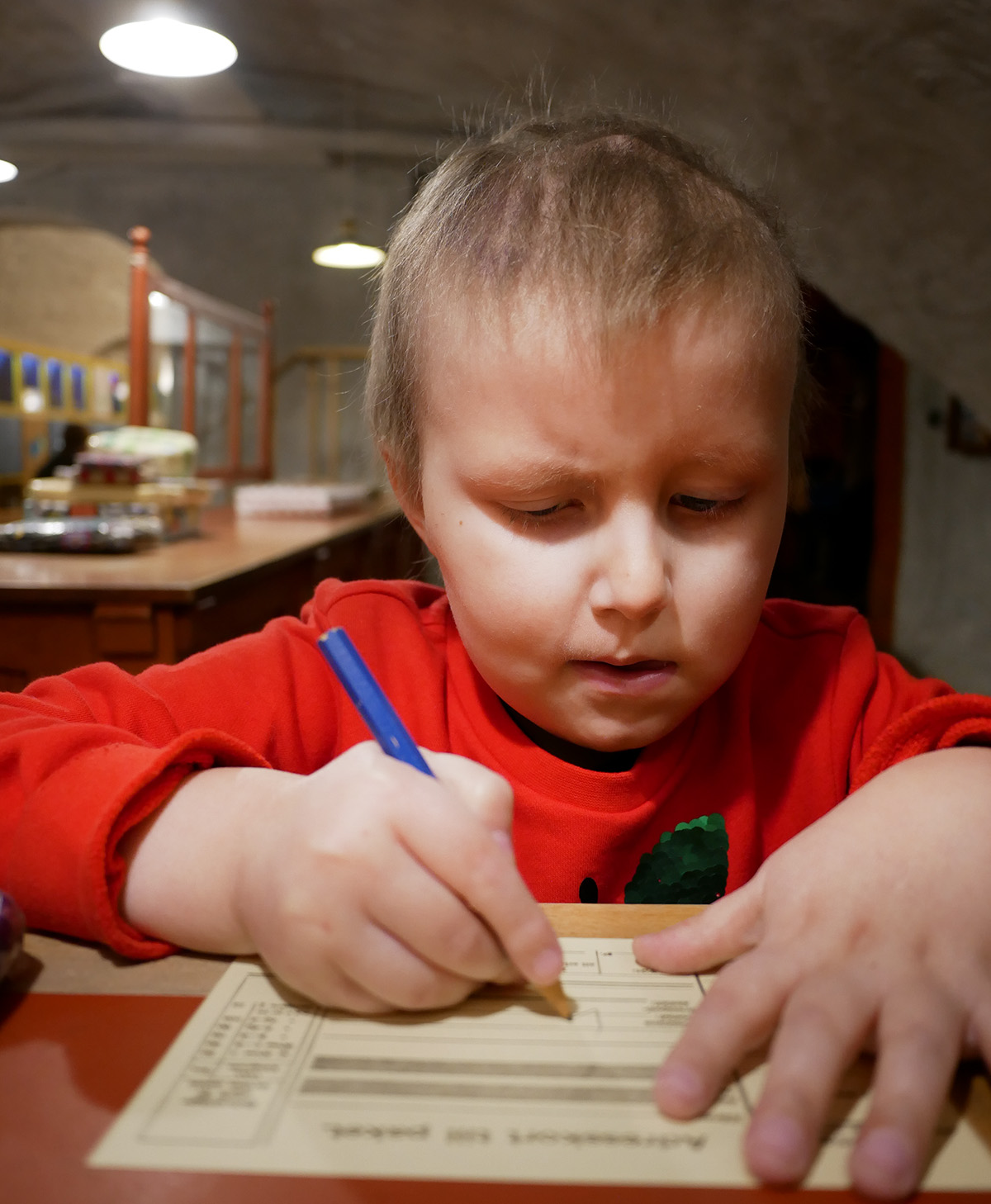 Elis leker med en blankett på Postmuseum