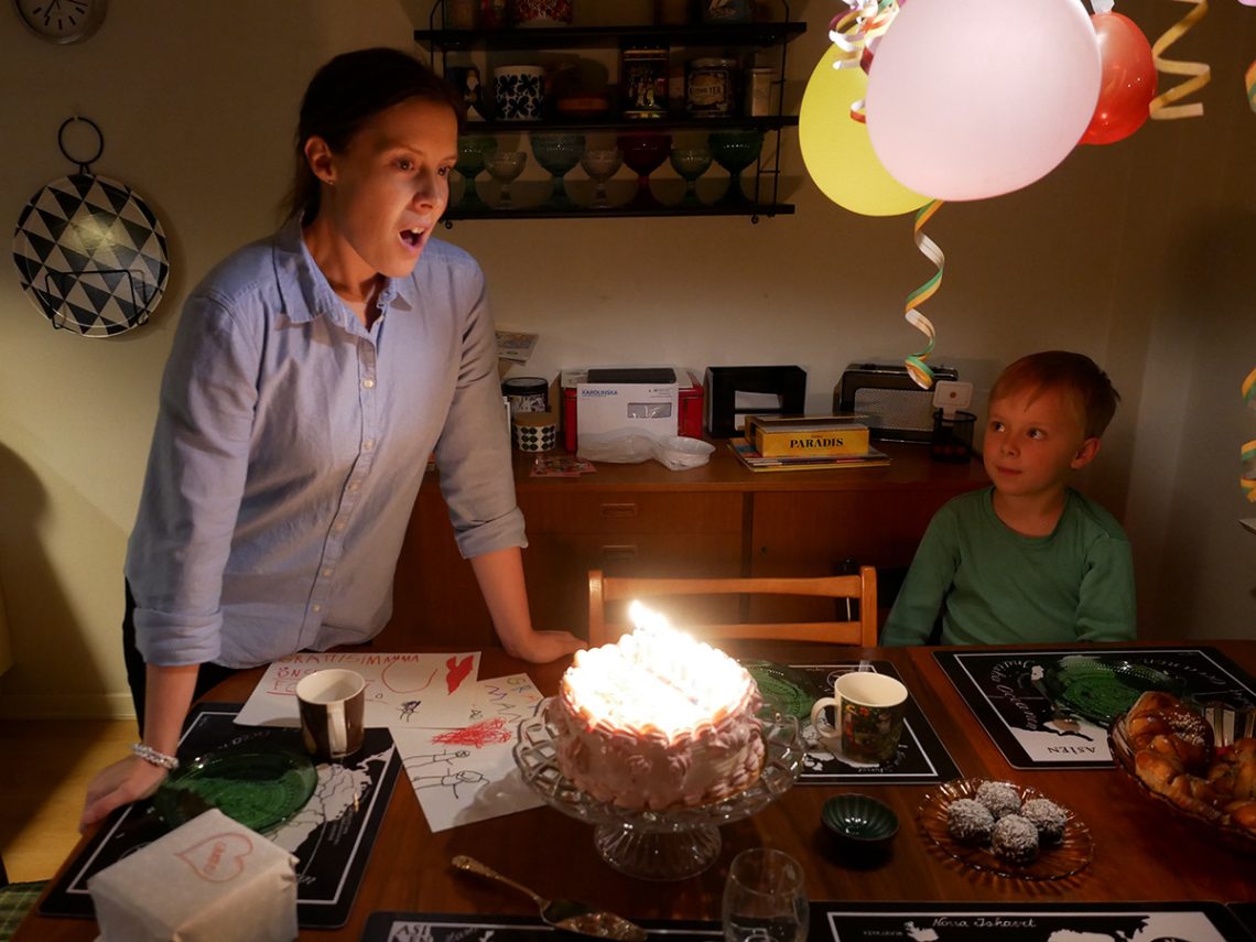 Sandra ska blåsa ut ljusen på sin födelsedagstårta