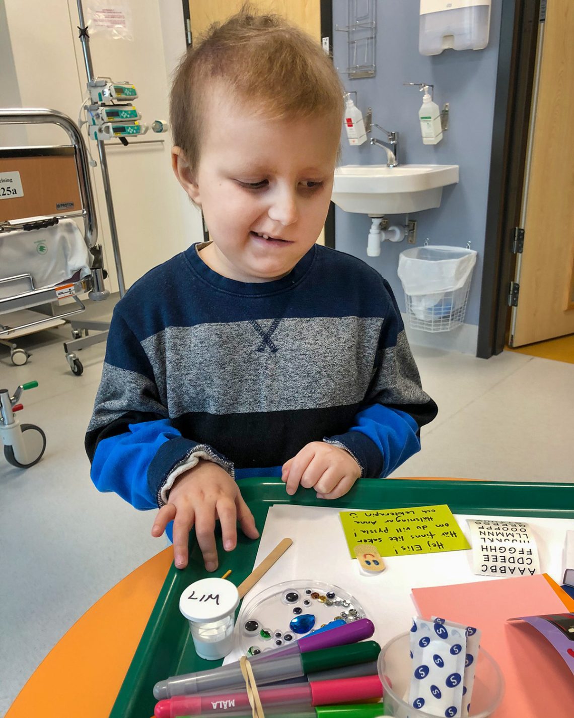 Elis skiner upp eftersom han fått en bricka med pyssel från sin lekterapeut.