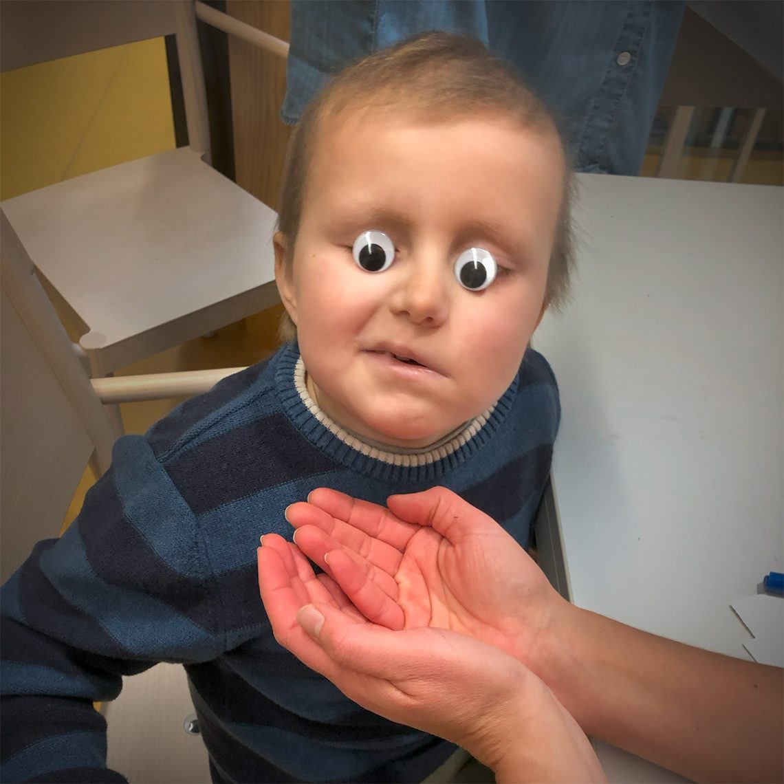 Vi skojar med Elis: han har runsa självhäftande pysselögon på ögonlocken så det ser ut som att han stirrar