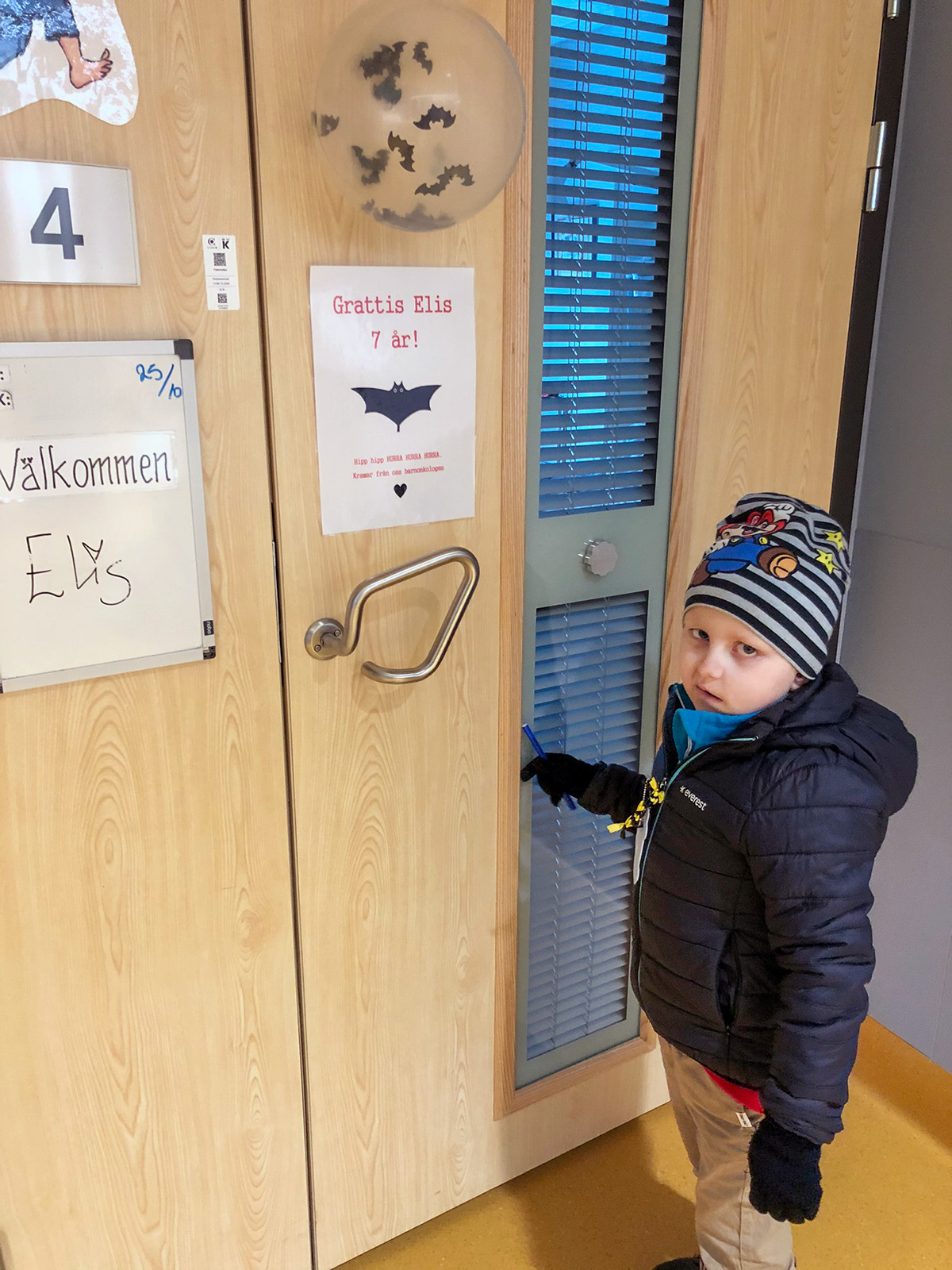 Elis kommer till sitt rum på banonkologen och de har satt upp en födelsedagshälsning till honom.