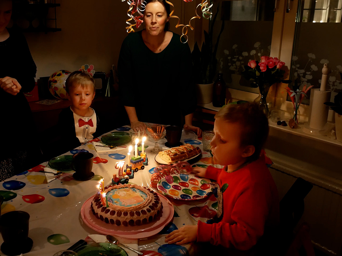 Elis blåser ut ljusen på sin Greta Gris-tårta