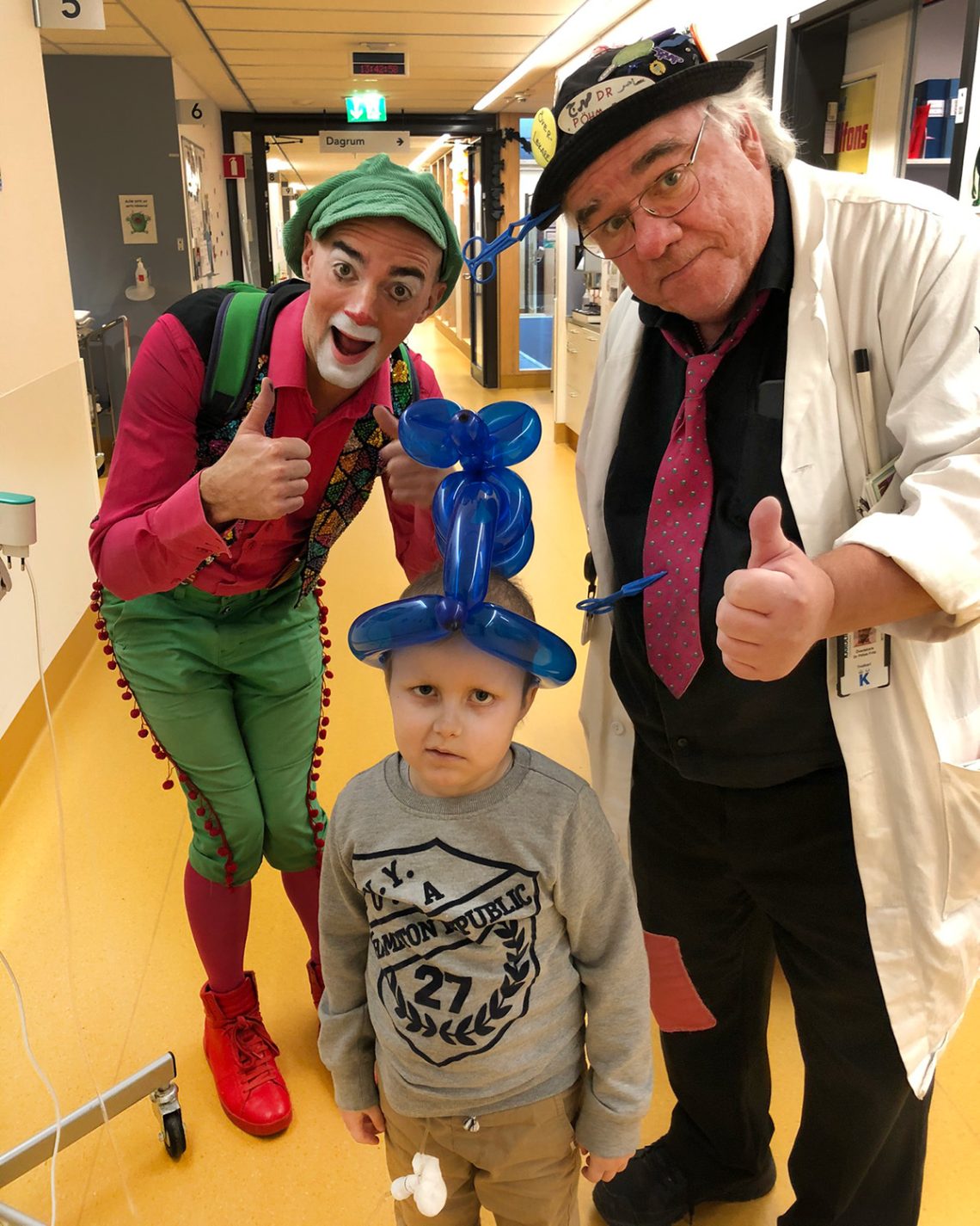 Elis och två av sjukhusclownerna. Överlekare dr Pöhm Fritz till höger.