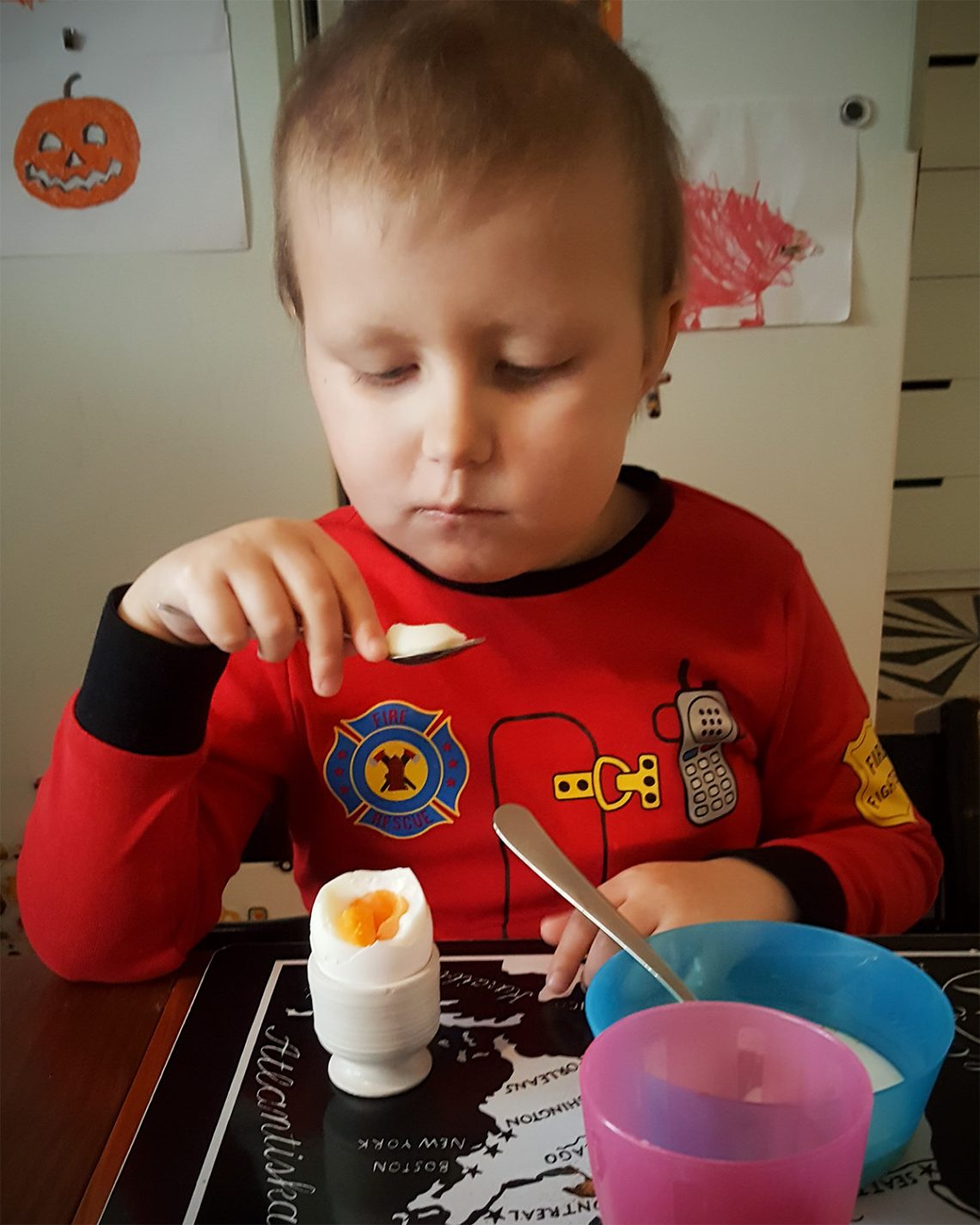 Elis äter ägg till frukost