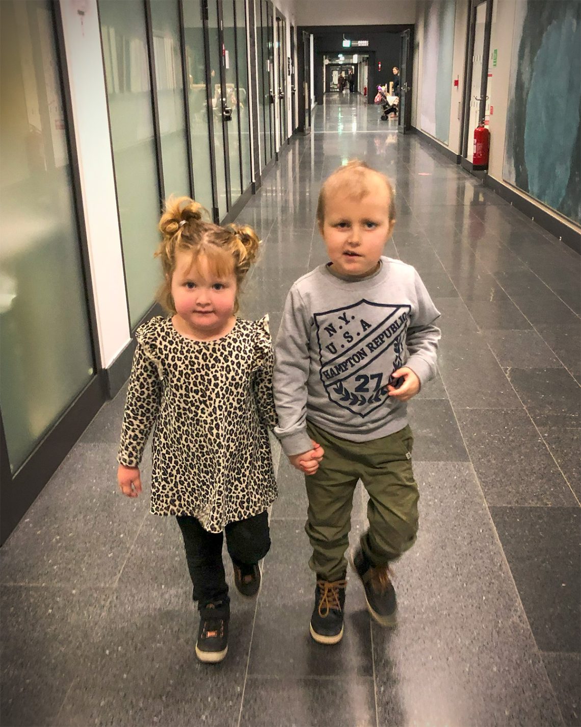 Saga och Elis går hand i hand genom sjukhuskorridoren