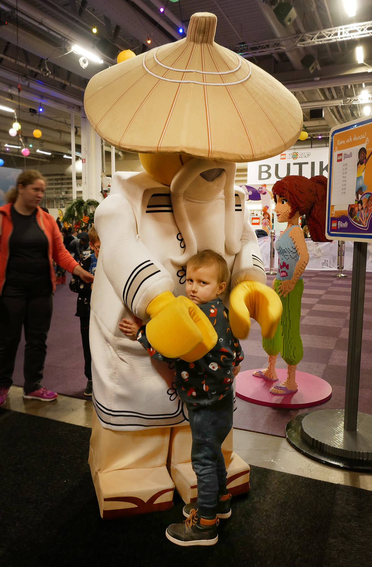 Elis kramar en jättestor Ninjago-figur