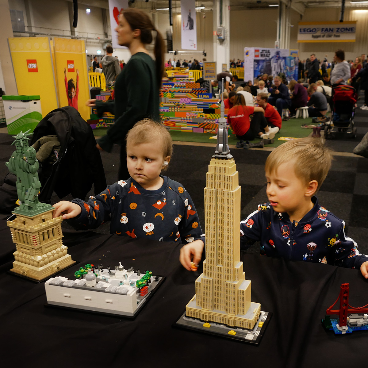 Elis och Folke står vid två Legobyggen av Frihetsgudinnan och Empire State Building