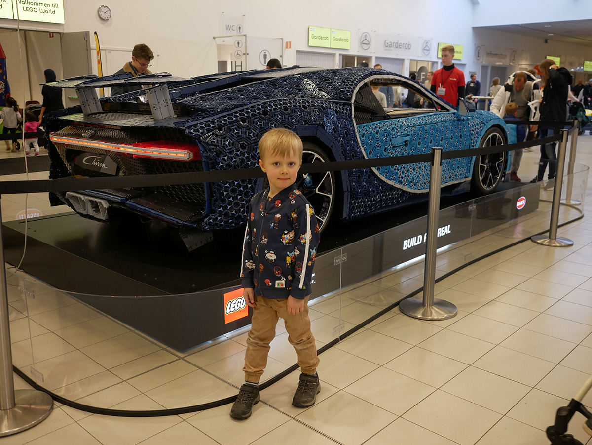 Folke framför en fullstor Bugatti Chiron byggd i teknik-Lego
