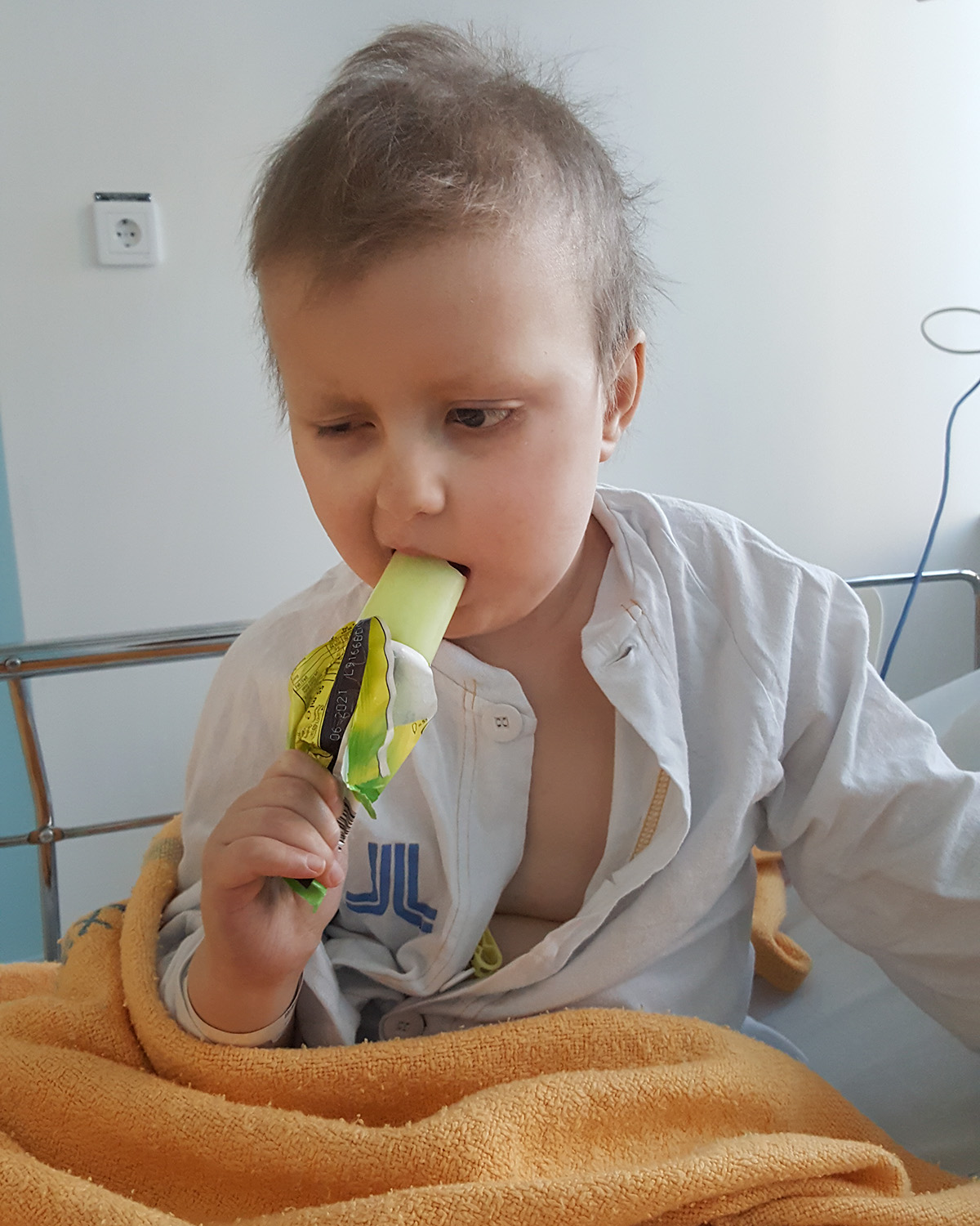 Elis äter Piggelin efter att ha vaknat ur narkosen