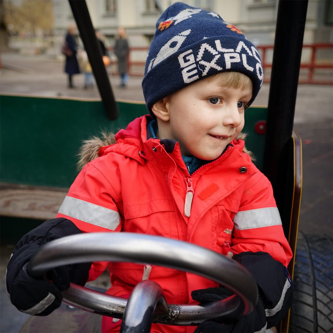 Elis i en lekpark, mars 2017