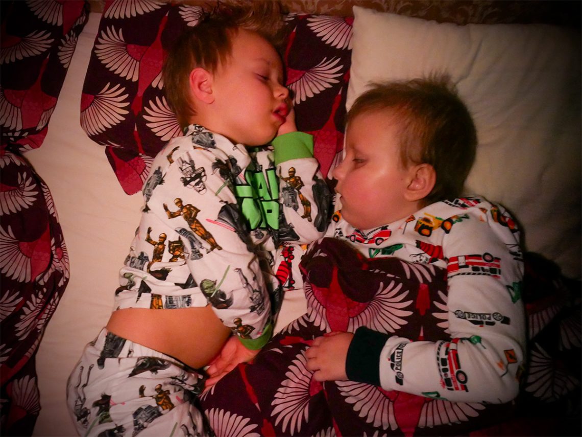 Folke sover på Elis arm.