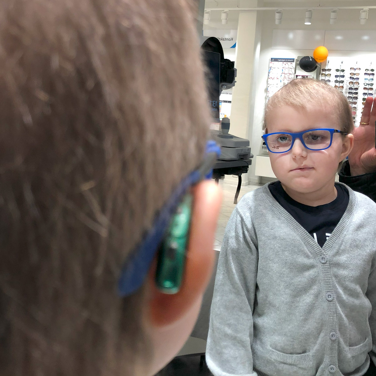 Elis ser sig i spegeln med ett par blå glasögon